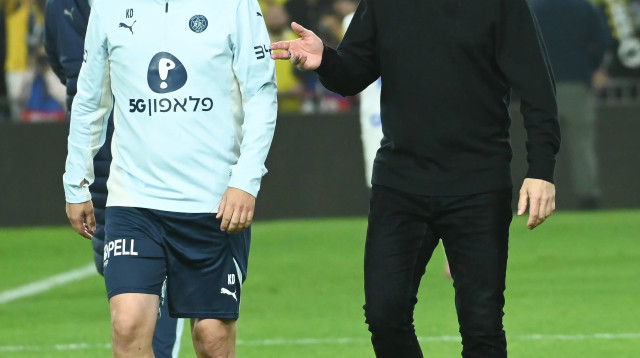 רוני דיילה מאמן מכבי תל אביב עם עוזרו קנת דוקן (צילום: ברני ארדוב)