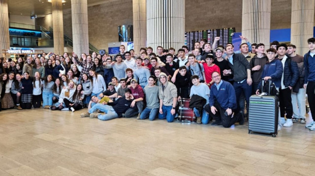 התלמידים שהגיעו בנתב״ג (צילום: אור תורה סטון)