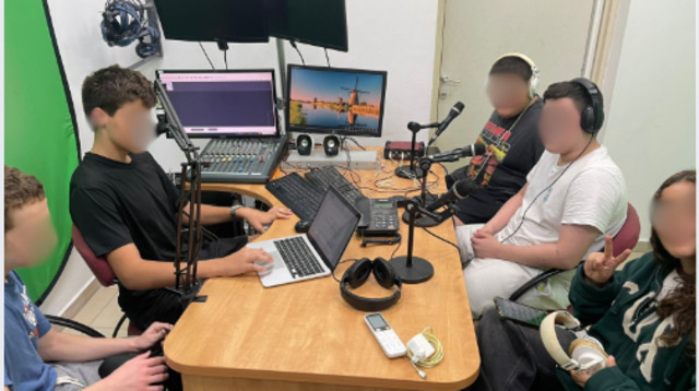 ויצו אחוזת ילדים - התלמידים מקליטים את הפודקאסט (צילום: באדיבות "ויצו אחוזת ילדים")