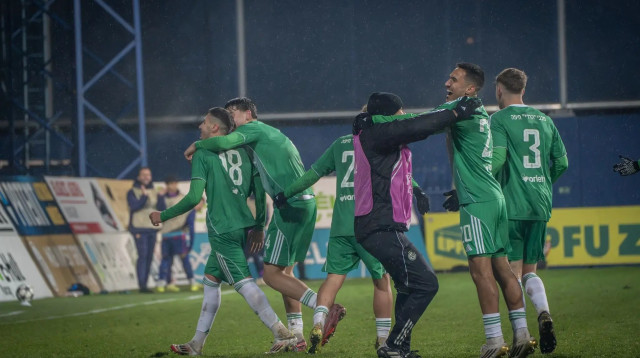 שחקני מכבי חיפה חוגגים נגד ברצלונה (צילום: אתר רשמי, מכבי חיפה, עמית ששה)