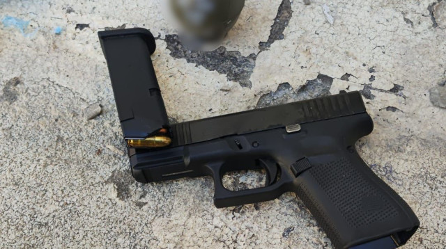 רימון רסס צה"לי, אקדח ותחמושת (צילום: דוברות המשטרה)