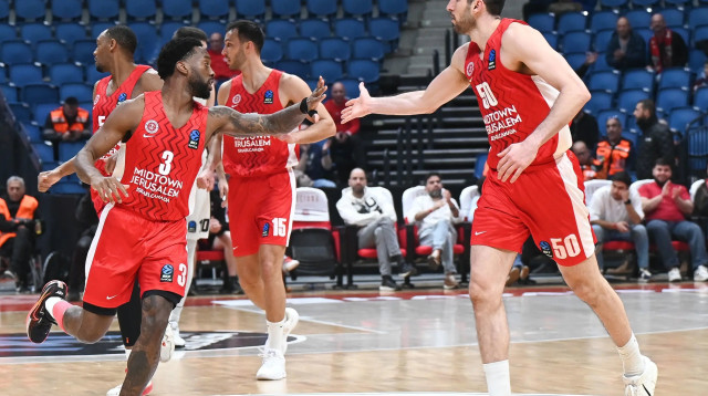 שחקן הפועל ירושלים קאדין קרינגטון עם יובל זוסמן (צילום: ברני ארדוב)