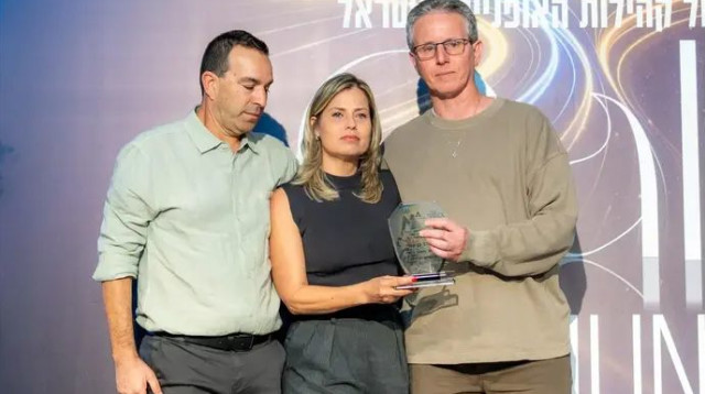 אוהד בן עמי עם הוריו של גיא תימור ז"ל (צילום: אתר רשמי, חנה טייב, איגוד האופניים)