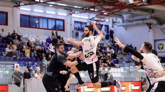 שחקן רמת השרון רם טורקניץ מול אשדוד (צילום: אתר רשמי, איגוד הכדוריד, הדר ואן קולא)