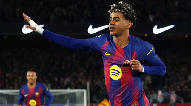 לאמין ימאל שחקן ברצלונה חוגג שער (צילום: רויטרס)