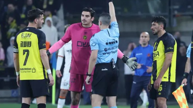 מה הוא חשב לעצמו? מיגל סילבה מורחק (צילום: דני מרון)