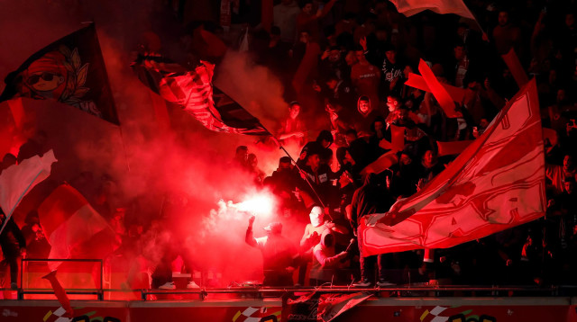 רימוני עשן ביציע אוהדי הפועל באר שבע (צילום: מאור אלקסלסי)