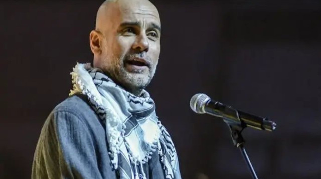 מאמן מנצ'סטר סיטי, פפ גווארדיולה, עם כאפייה באירוע צדקה למען עזה (צילום: אתר רשמי, טוויטר)