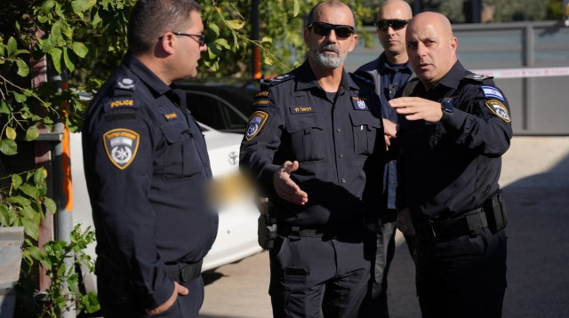 מפכ"ל המשטרה דני לוי בזירת הרצח המשולש בכפר סוועאד שבצפון (צילום: דוברות המשטרה)