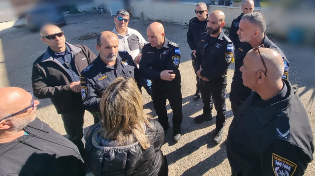 מפכ"ל המשטרה דני לוי בזירת הרצח המשולש בכפר סוועאד שבצפון (צילום: דוברות המשטרה)