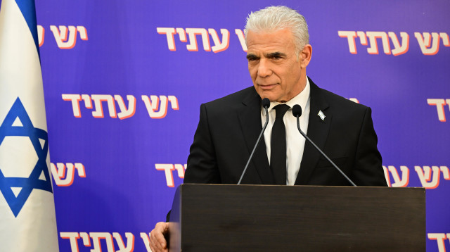 יאיר לפיד במסיבת העיתונאים (צילום: אבשלום ששוני)