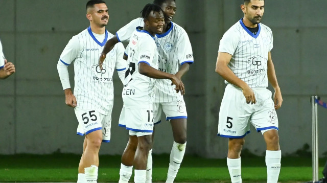 שחקני מכבי יפו חוגגים (צילום: ברני ארדוב)