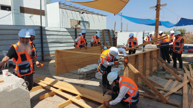 אתר בנייה חרדי (צילום: אתר מלאכתם)