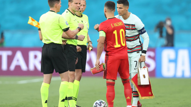 כריסטיאנו רונאלדו קפטן נבחרת פורטוגל עם אדן הזאר קפטן נבחרת בלגיה, יוני 2021 (צילום: GettyImages, Alexander Hassenstein)