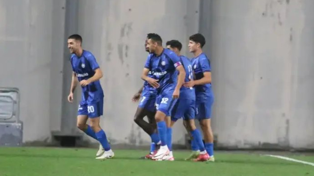 ממשיך לכבוש מעמדת הקשר האחורי. עידו כהן, משמאל (צילום: שלומי גבאי)