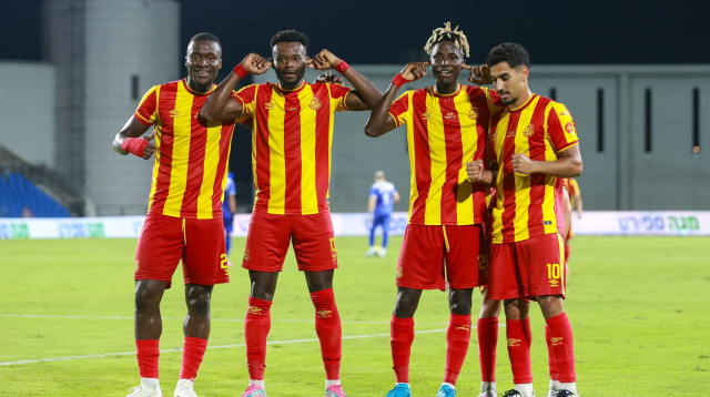 שחקני מ.ס. אשדוד, ז'אם באטום, יוג'ין אנסה, קארים קימבידי, אילי טמם (צילום: לירון מולדובן)