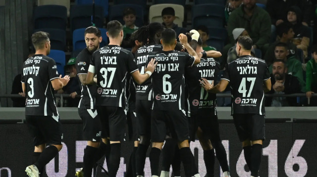 שחקני עירוני טבריה חוגגים (צילום: ברני ארדוב)