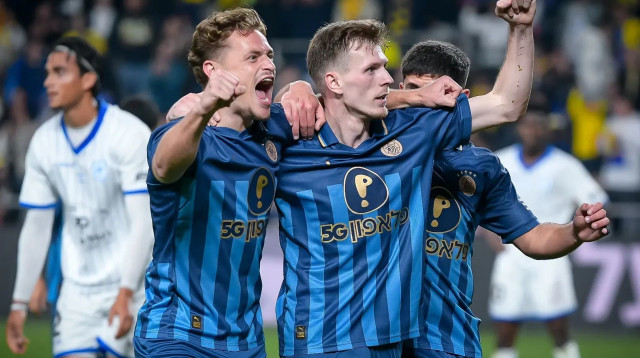 אמיר סהיטי עם איתמר נוי שחקני מכבי תל אביב חוגגים (צילום: אריאל שלום)