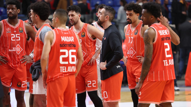 שחקני הפועל תל אביב מאוכזבים (צילום: דני מרון)