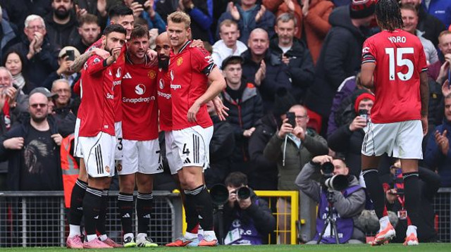 שחקני מנצ'סטר יונייטד חוגגים (צילום: Robbie Jay Barratt - AMA)