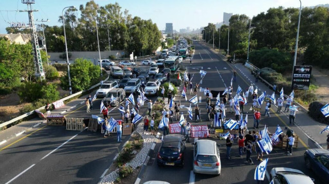 חסימות כבישים על ידי ארגון "כתף אל כתף" (צילום: רויטרס)