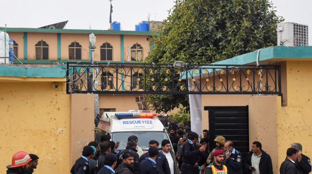 פיגוע במסגד בפקיסטן (צילום: REUTERS/Waseem Khan)