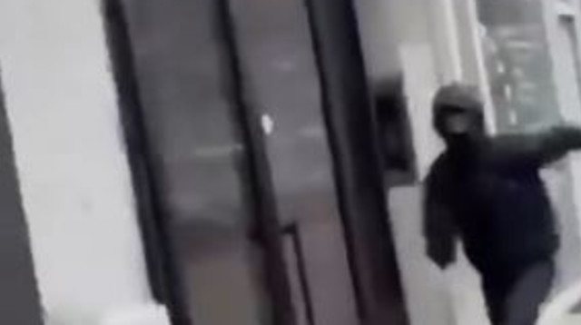 רימון הושלך לעבר סלון יופי בעיר בצרפת (צילום: צילום מסך רשת X)