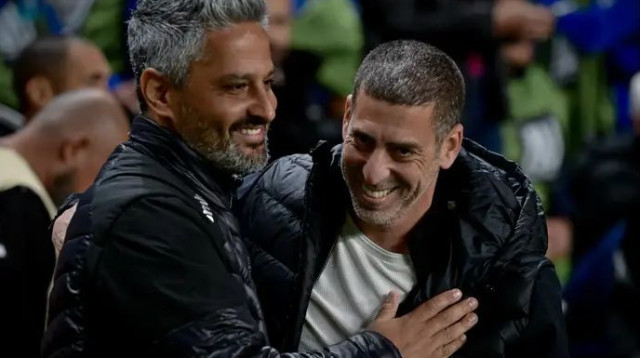 המקרה היחיד בו ברק יצחקי ניצח. מאמן בית"ר עם רן קוז'וך במרץ 2024 (צילום: אריאל שלום)