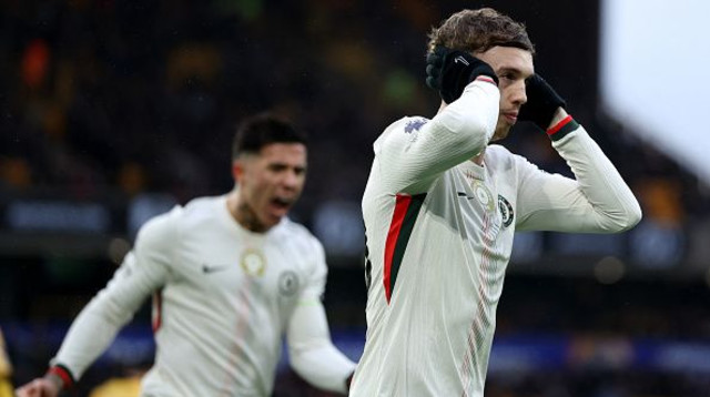 קול פאלמר חוגג ומראה מה הוא חושב על הביקורות (צילום: DARREN STAPLES)