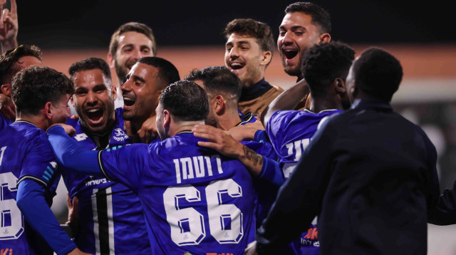 שחקני הפועל פתח תקוה חוגגים (צילום: מאור אלקסלסי)