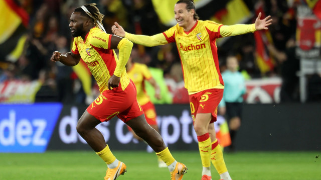 אלן סן-מקסימן שחקן לאנס חוגג שער, מאחוריו פלוריאן תובאן (צילום: GettyImages, FRANCOIS LO PRESTI/AFP)