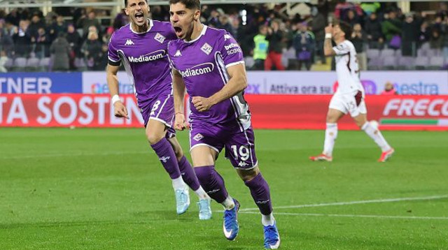 מנור סולומון חוגג את השער האדיר במדי פיורנטינה (צילום: Gabriele Maltinti)