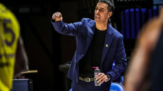 יואב שמיר, מאמן הפועל חולון (צילום: פיב"א, ליגת האלופות בכדורסל)