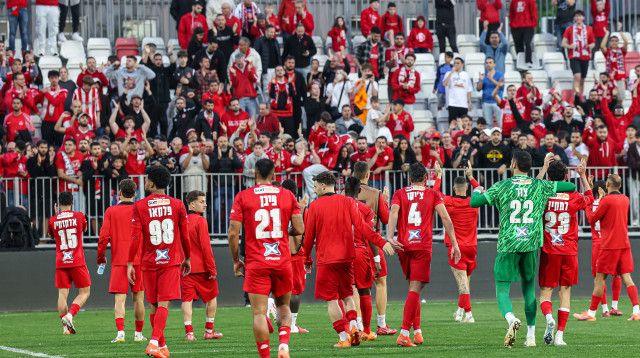 שחקני הפועל תל אביב חוגגים עם הקהל (צילום: לילך וייס)