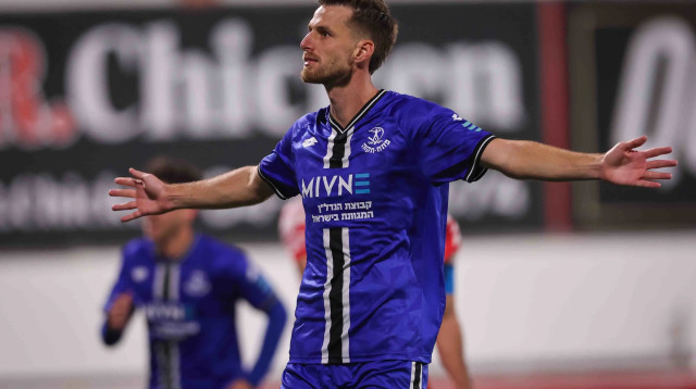 מארק קוסטה שחקן הפועל פתח תקוה חוגג שער (צילום: מאור אלקסלסי)