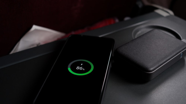 אל על אוסרת שימוש במטענים ניידים בטיסה: ההנחיות החדשות לנוסעים (צילום: Shutterstock)