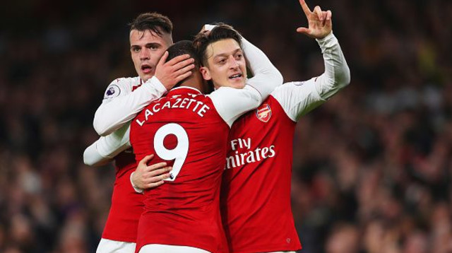 אוזיל, ג'אקה ולקאזט חוגגים במדי ארסנל בעונת 2017/18 (צילום: Catherine Ivil)