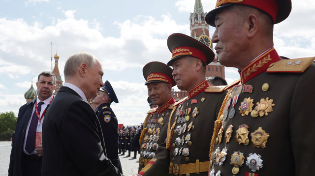 ולדימיר פוטין במפגש עם קצינים בכירים בצבא הרוסי (צילום: רויטרס)