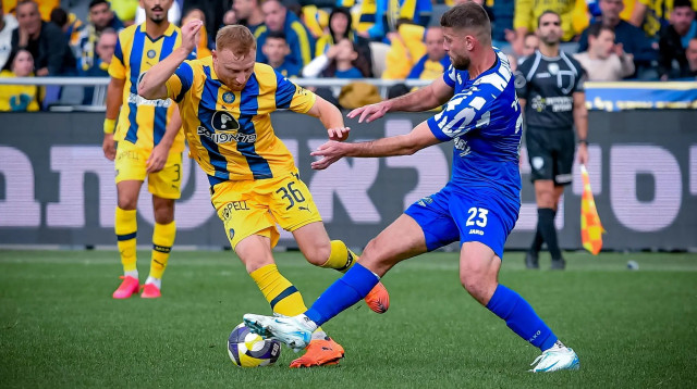 עדן שמיר שחקן בני סכנין מול עידו שחר שחקן מכבי תל אביב (צילום: אריאל שלום)