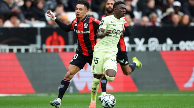 לאמין קמארה שחקן מונאקו (מימין) מול סופיאן דיופ שחקן ניס (צילום: GettyImages, VALERY HACHE/AFP)