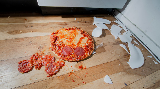 פיצה שנפלה על הרצפה (צילום: שאטרסטוק)