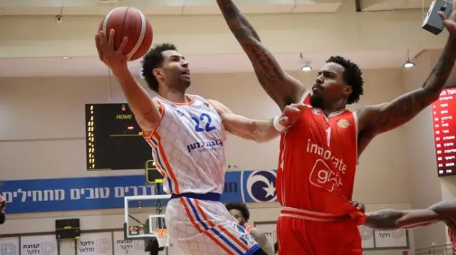 קיילר אדוארדס שומר על דרו קרופורד הערב (צילום: אתר רשמי, באדיבות מכבי קבוצת כנען רמת גן)