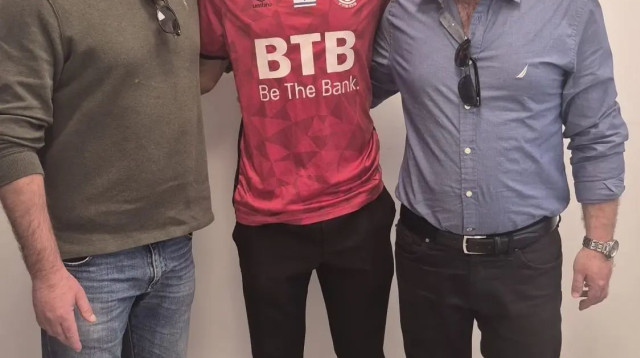 מוחמד בדארנה שחקן הפועל חדרה עם סוכנו שי אבני ועם הבעלים יקיר שוורץ (משמאל) (צילום: .)