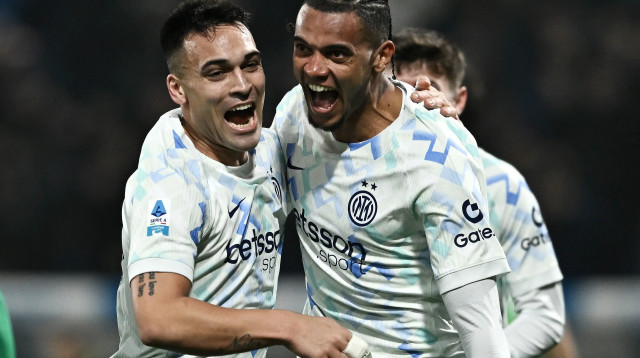 מנואל אקנג'י עם לאוטרו מרטינס שחקני אינטר חוגגים (צילום: GettyImages, Image Photo Agency)