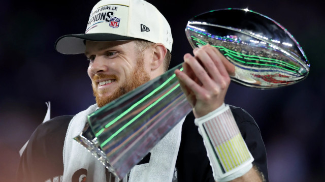 סם דרנולד שחקן סיאטל סיהוקס אחרי הזכייה בסופרבול 60 (צילום: GettyImages, Kevin Sabitus)