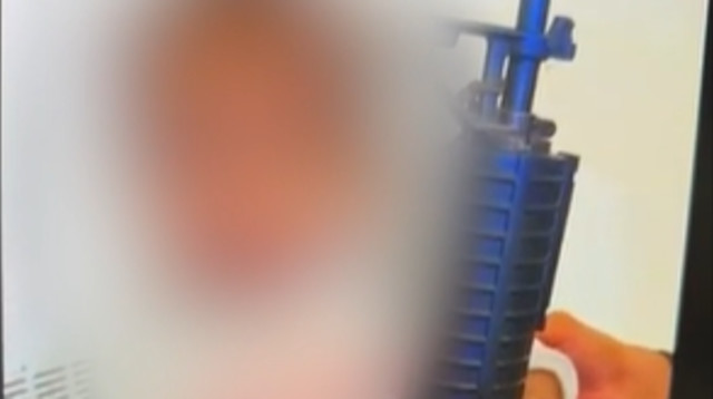 פעוטה משחקת בנשק מסוג M-16 (צילום: דוברות המשטרה)