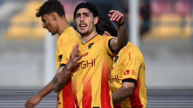 עומרי גאנדלמן חוגג את שער הבכורה שלו בסרייה א' (צילום: Image Photo Agency)