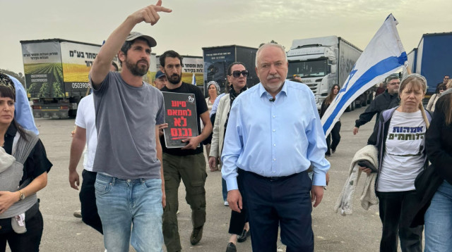 אביגדור ליברמן עם פעילי צו 9 (צילום: ללא)