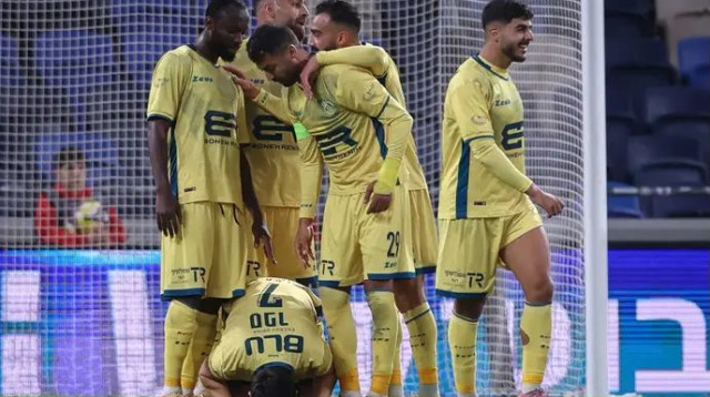 קאמבק מרגש. החברים סביב אנטוניו ספר (צילום: מאור אלקסלסי)