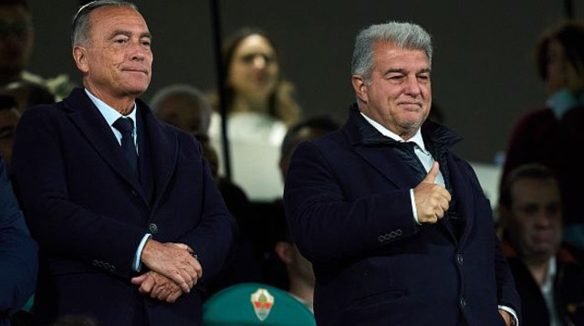 ז'ואן לאפורטה ורפא יוסטה שישמש כממלא מקומו (צילום: Angel Martinez)